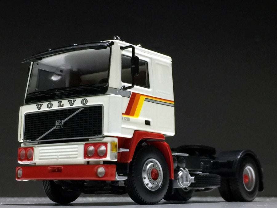 04-2014 Tracto Volvo F12 Escala 1:50 - KATZER