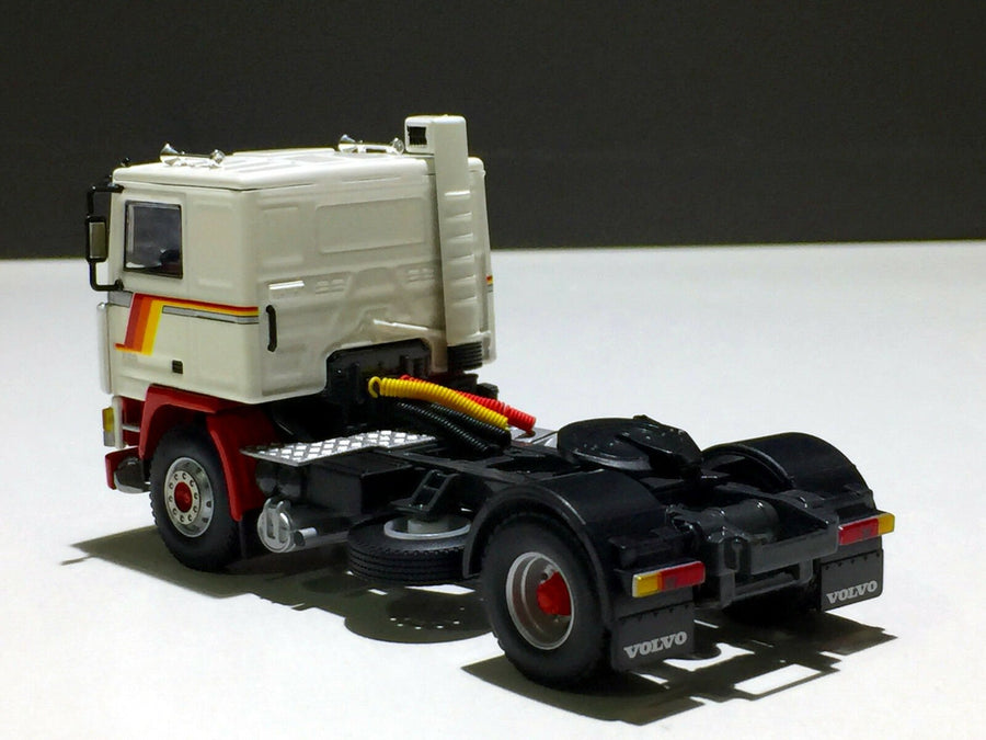 04-2014 Tracto Volvo F12 Escala 1:50 - KATZER