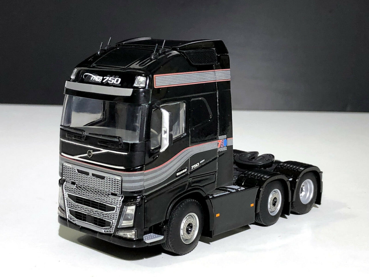 04-2050 Tracto Camión Volvo FH16 Globetrotter Escala 1:50 - KATZER