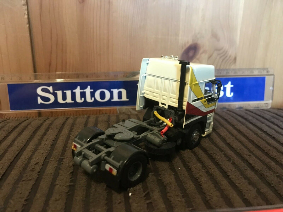 04-2116 Tracto Space Cab 3300 DAF Escala 1:50 (Pre-Venta) - KATZER