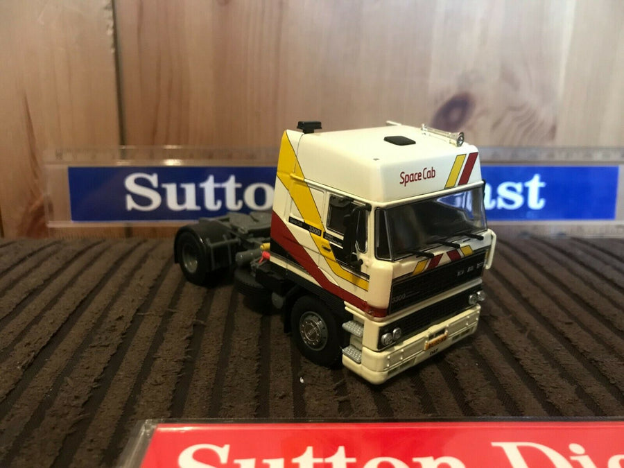 04-2116 Tracto Space Cab 3300 DAF Escala 1:50 (Pre-Venta) - KATZER