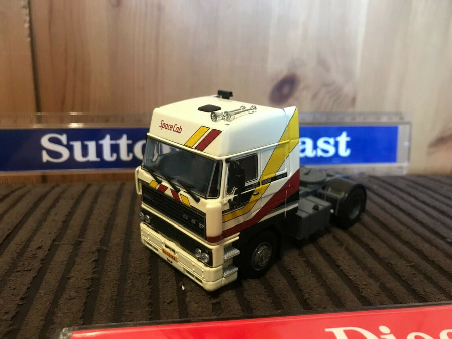04-2116 Tracto Space Cab 3300 DAF Escala 1:50 (Pre-Venta) - KATZER