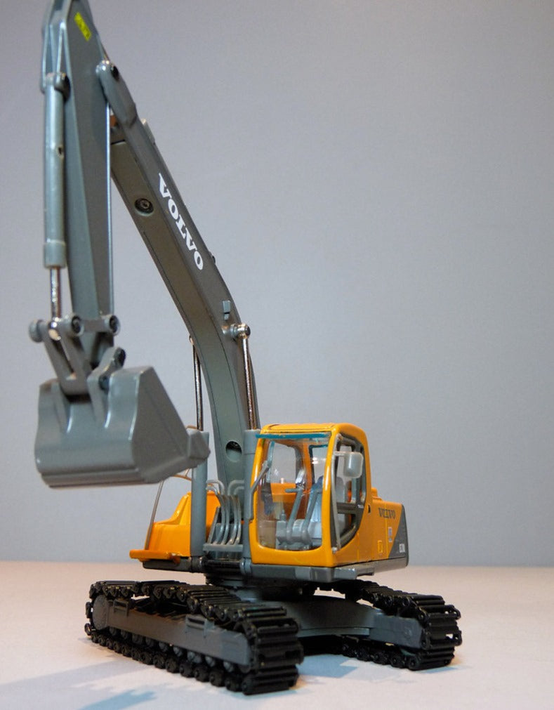 Excavadora Volvo EC210 Escala 1:50 (Modelo Descontinuado)