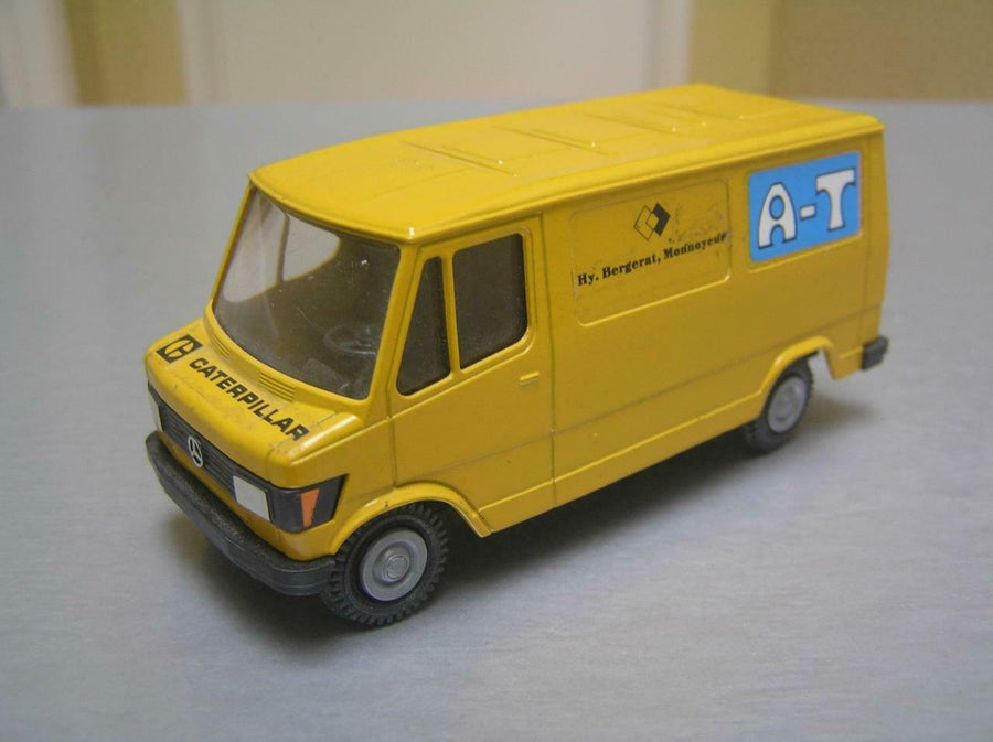 1603-2 Furgoneta Caterpillar Mercedes Benz Escala 1:50 (Modelo Descontinuado) - KATZER