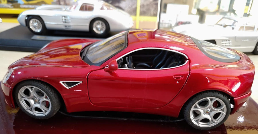 18-10006 Alfa 8C Competizione Escala 1:18 - KATZER