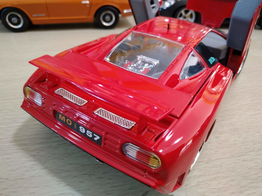 18-12023 Bugatti EB 110 Escala 1:18 - KATZER