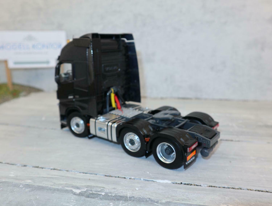 1811-02 Tracto Volvo FH16 6X2 Negro Escala 1:32 (Modelo Descontinuado) - KATZER