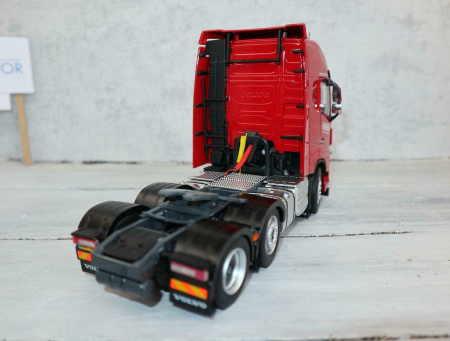 1811-03 Tracto Volvo FH16 6X2 Rojo Escala 1:32 (Modelo Descontinuado) - KATZER