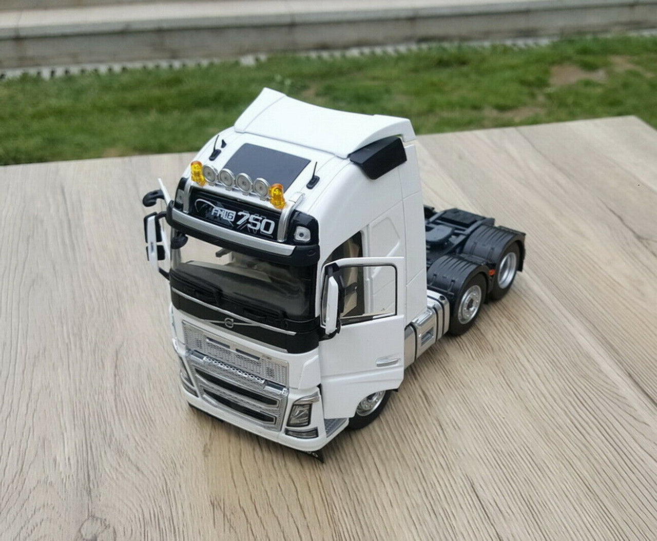 1811-04 Tracto Camión FH16 750 3-Axle Escala 1:32 (Modelo Descontinuado) - KATZER