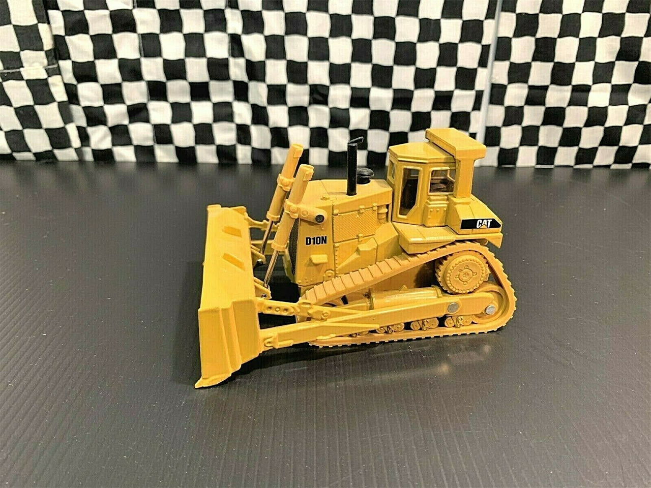 2436 Tractor De Orugas Caterpillar D10N Escala 1:50 (Modelo Descontinuado) - KATZER