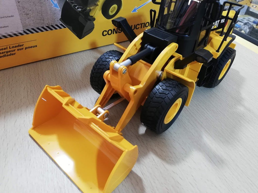 25003 Cargador de Ruedas 950M Cat Control Remoto Escala 1:24 - KATZER