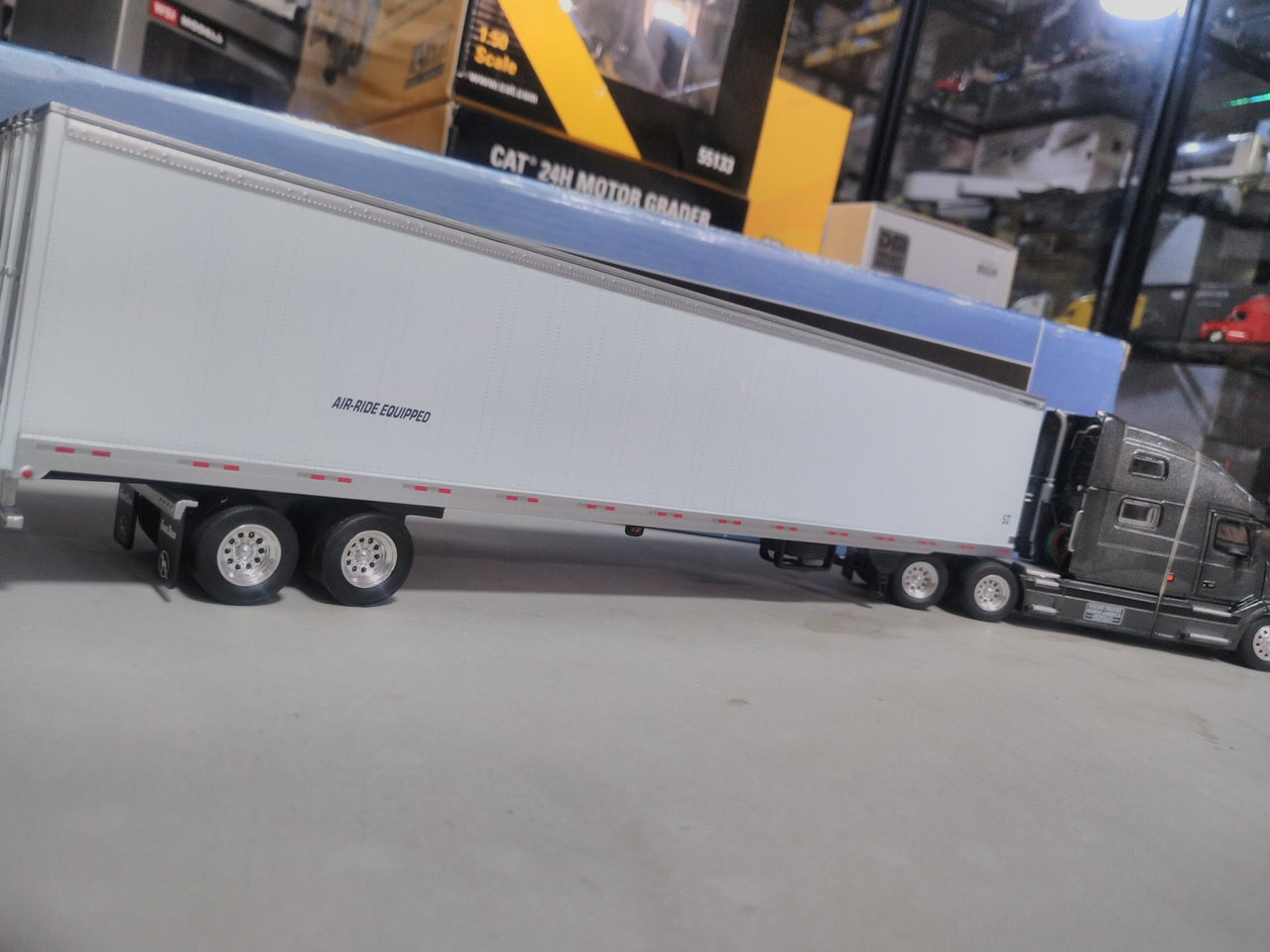 27 Trailer Volvo VNL 780 53' Escala 1:53 (Modelo Descontinuado) - KATZER