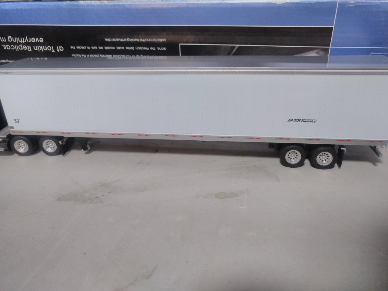 27 Trailer Volvo VNL 780 53' Escala 1:53 (Modelo Descontinuado) - KATZER