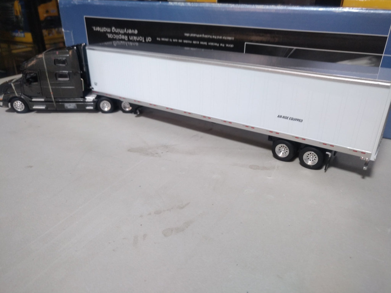 27 Trailer Volvo VNL 780 53' Escala 1:53 (Modelo Descontinuado) - KATZER