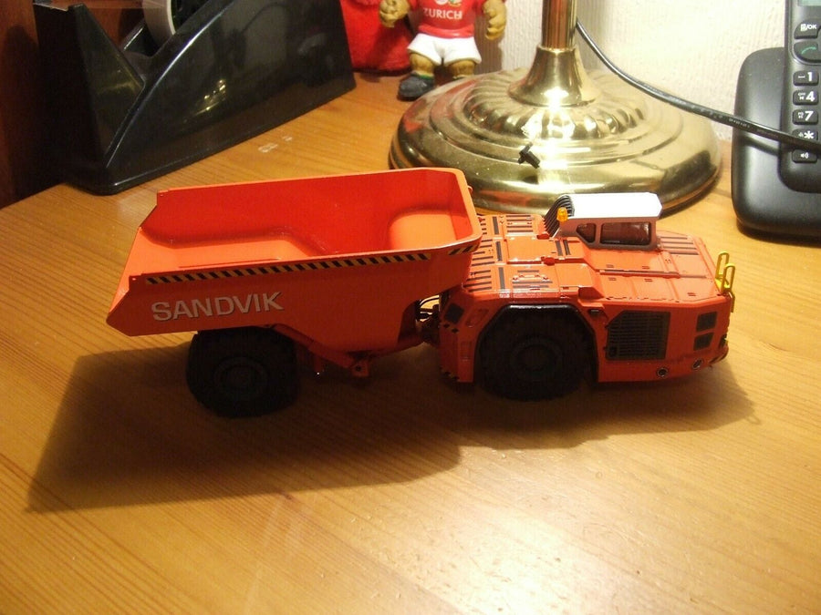 2767 Camión Minero De Bajo Perfil Sandvik TH663 Escala 1:50 - KATZER