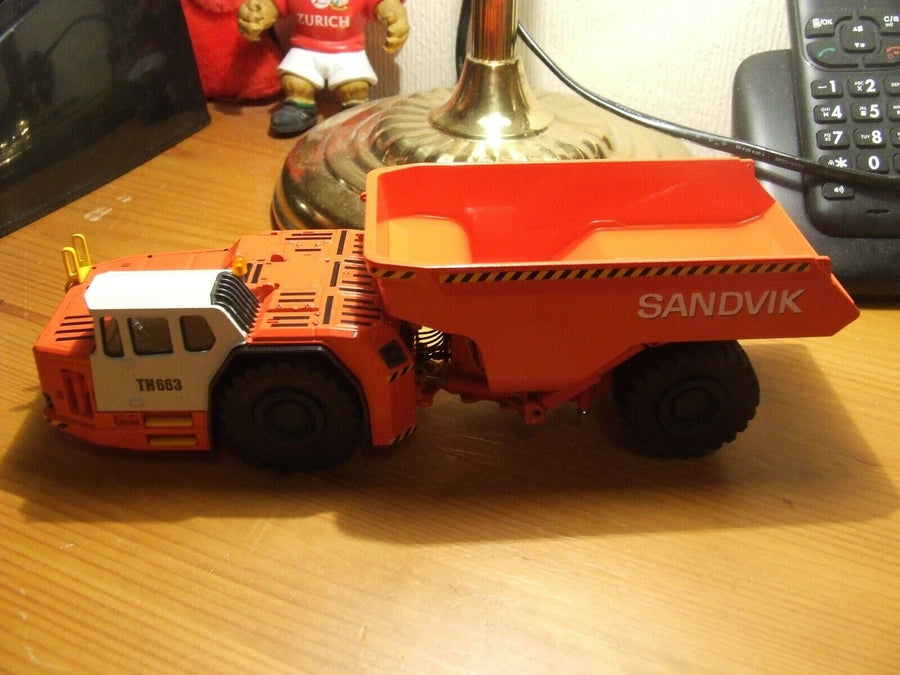 2767 Camión Minero De Bajo Perfil Sandvik TH663 Escala 1:50 - KATZER