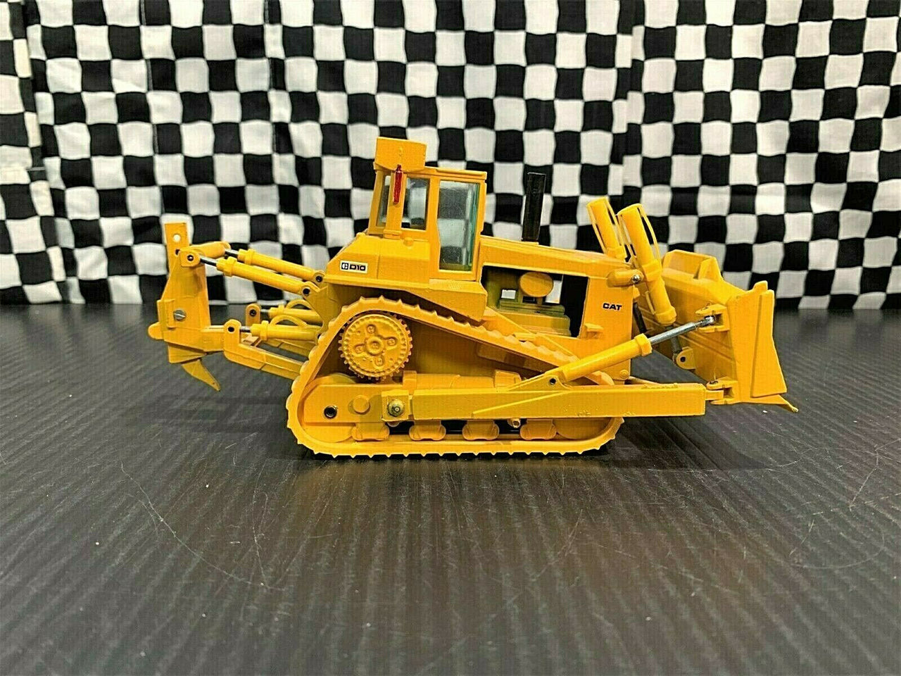 2850 Tractor De Orugas Caterpillar D10 Escala 1:50 (Modelo Descontinuado) - KATZER