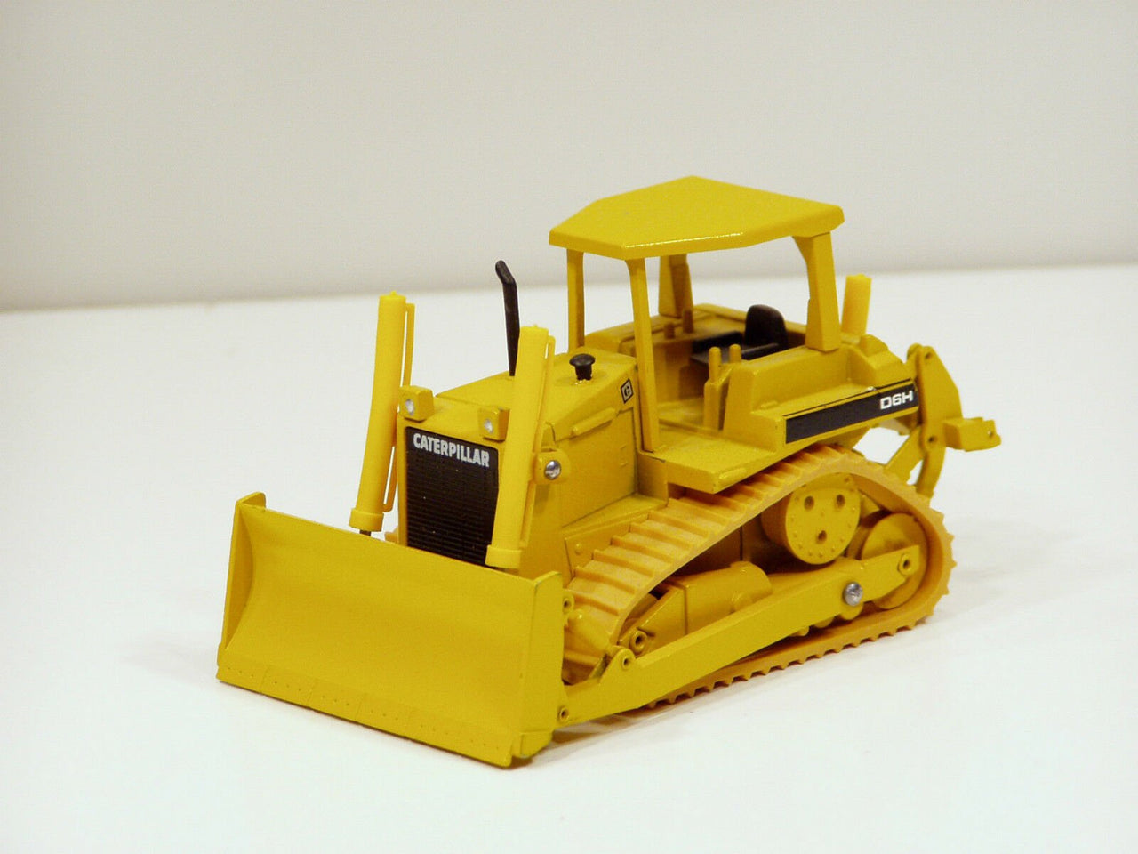 2851-1 Tractor De Orugas Caterpillar D6H Escala 1:50 (Modelo Descontinuado) - KATZER