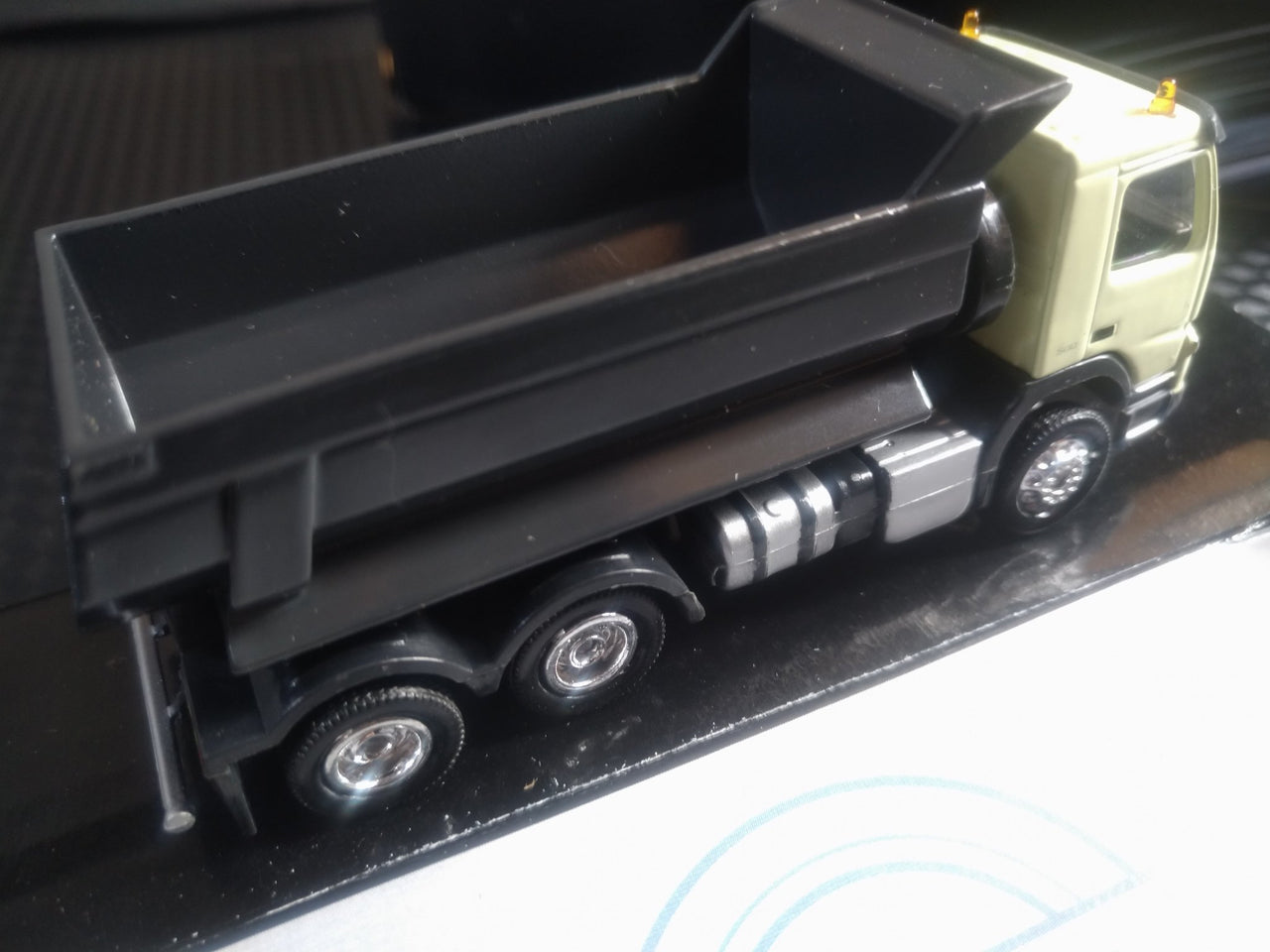 300040 Volquete Volvo FMX 6x4 Dump Truck Escala 1:87 - KATZER