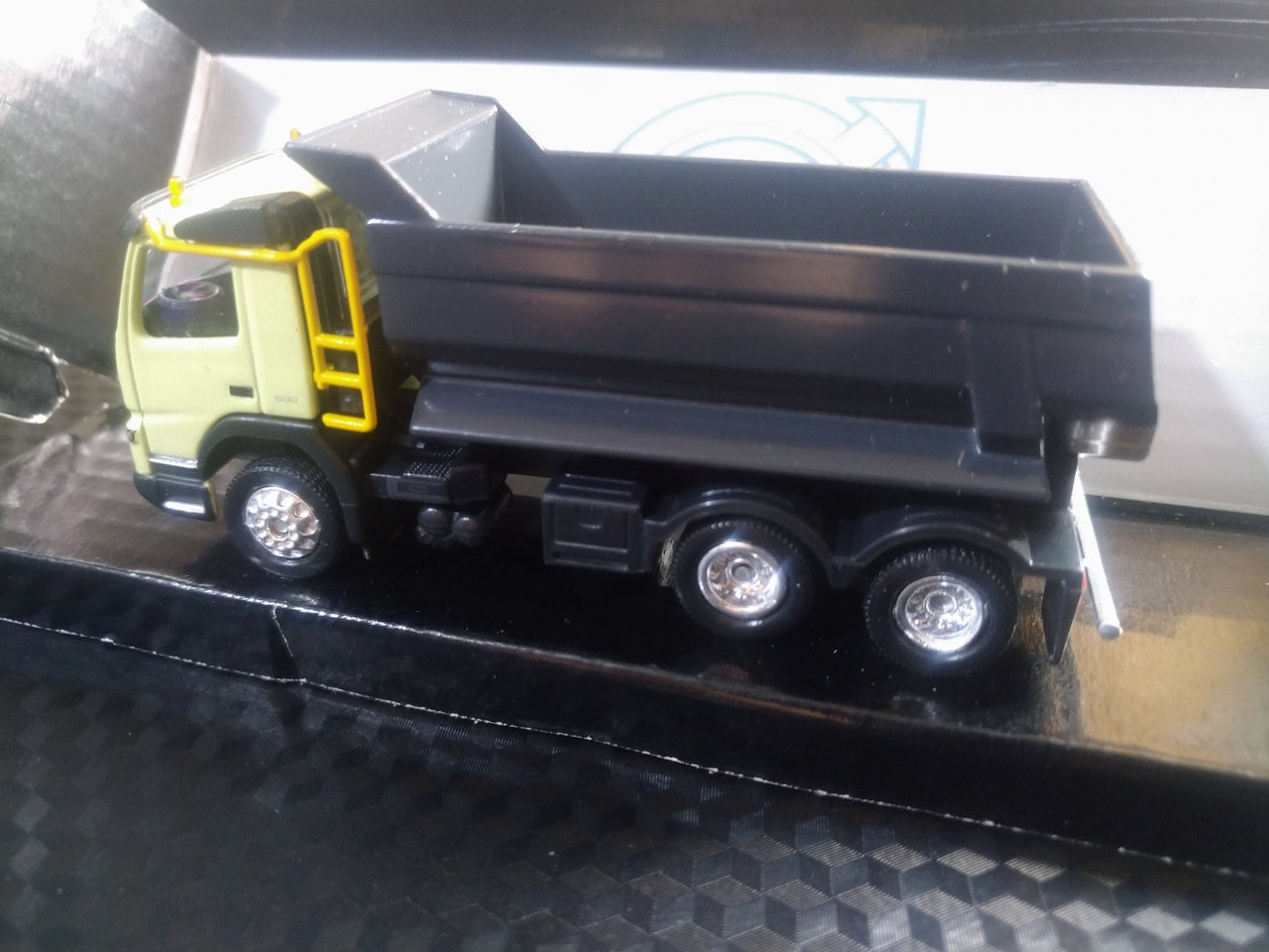 300040 Volquete Volvo FMX 6x4 Dump Truck Escala 1:87 - KATZER
