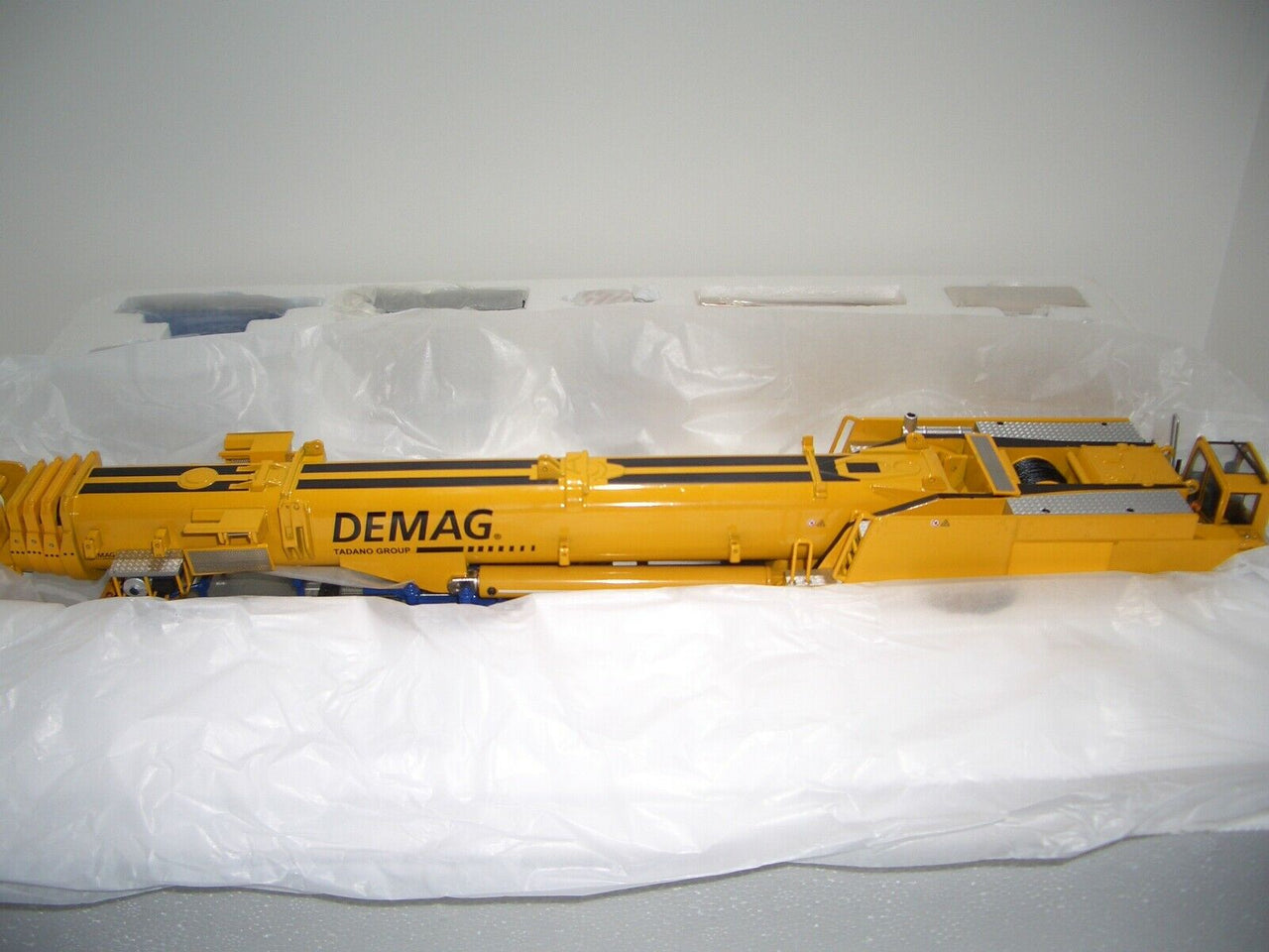 31-0141 Grúa Hidráulica Móvil Demag AC700-9 Escala 1:50 (PRE-VENTA) - KATZER