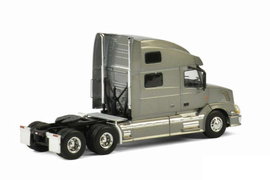33-2030 Tracto Volvo VN 780 Plateado Escala 1:50 - KATZER