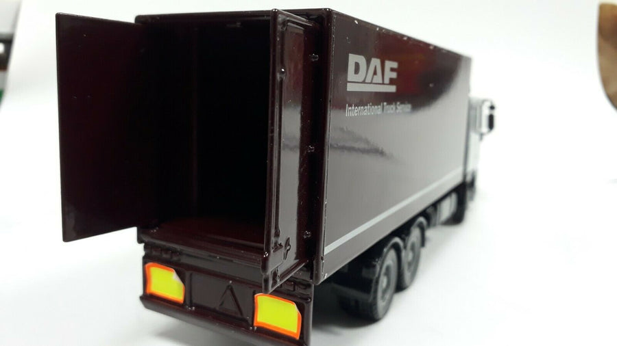 354 Camión DAF 95XF Bajo Cabaña Con Remolque Escala 1:50 (Modelo Descontinuado) - KATZER