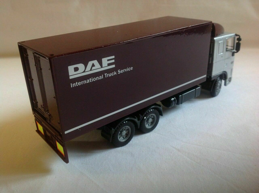 354 Camión DAF 95XF Bajo Cabaña Con Remolque Escala 1:50 (Modelo Descontinuado) - KATZER