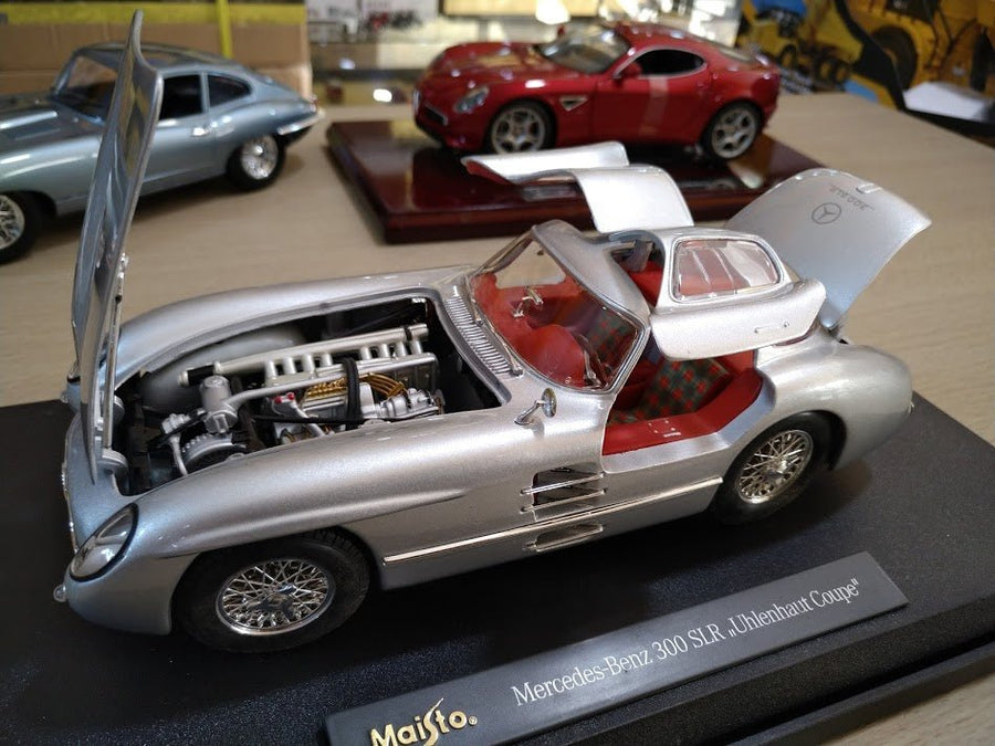 36898 Mercedes-Benz 300 SLR "Uhlenhaut Coupe" Escala 1:18 (Maisto Premiere Edition) - KATZER