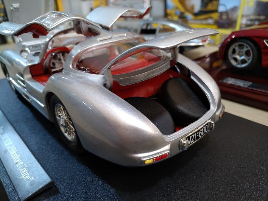 36898 Mercedes-Benz 300 SLR "Uhlenhaut Coupe" Escala 1:18 (Maisto Premiere Edition) - KATZER