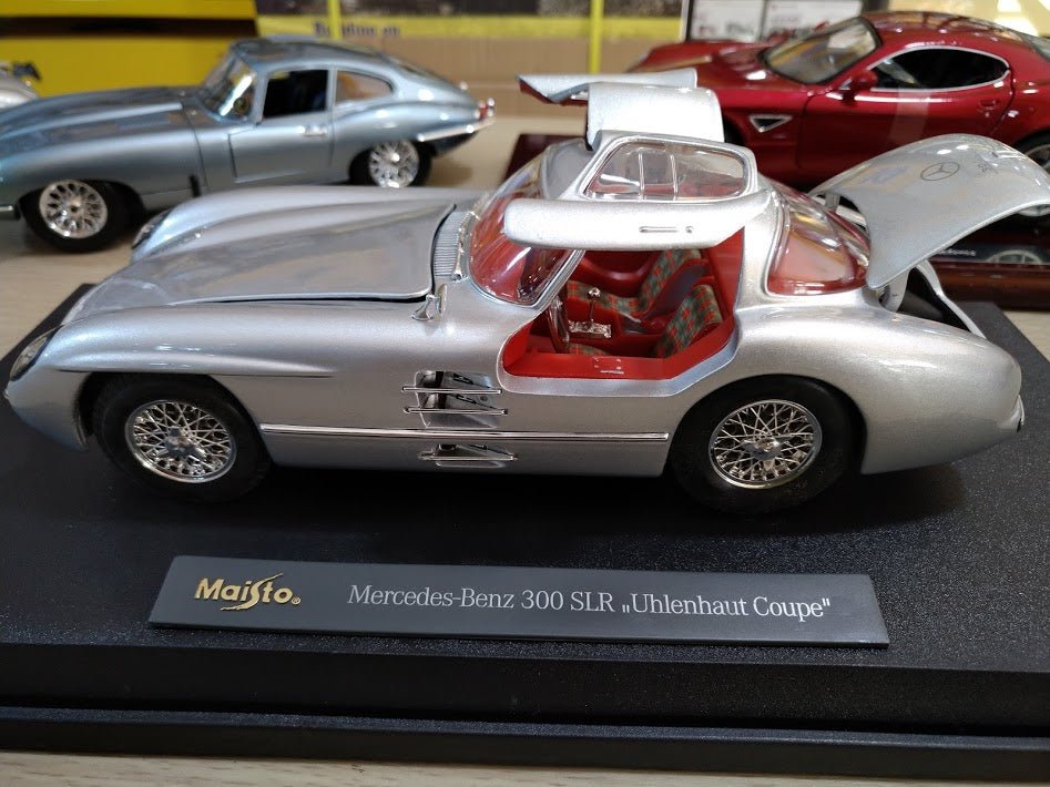 36898 Mercedes-Benz 300 SLR "Uhlenhaut Coupe" Escala 1:18 (Maisto Premiere Edition) - KATZER