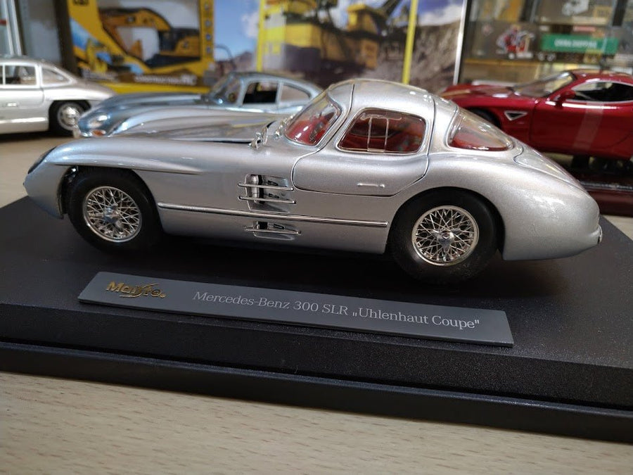 36898 Mercedes-Benz 300 SLR "Uhlenhaut Coupe" Escala 1:18 (Maisto Premiere Edition) - KATZER
