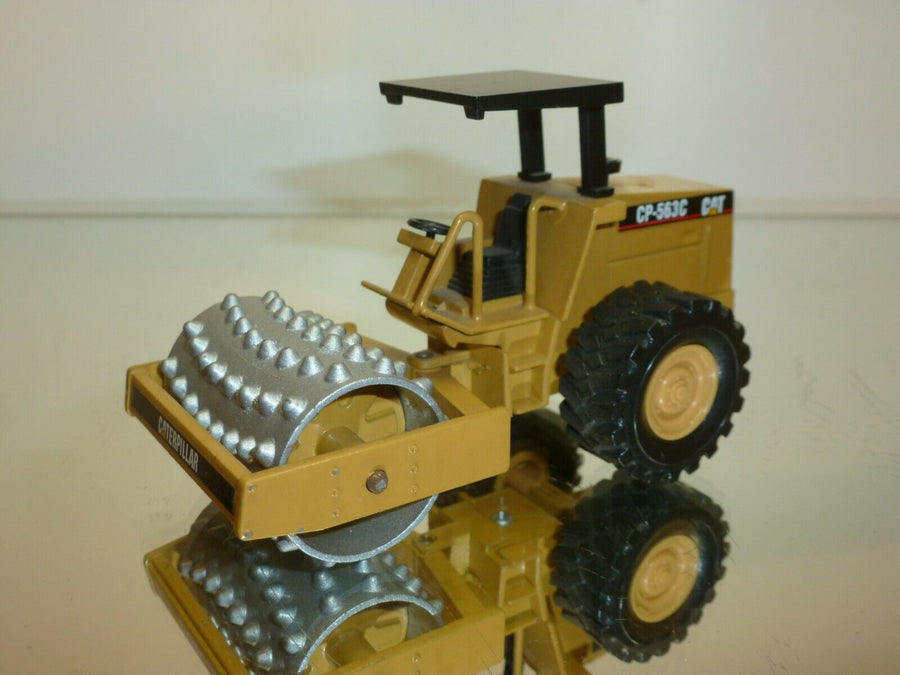 401-2 Rodillo Compactador Cat CP-563C Escala 1:50 (Modelo Descontinuado) - KATZER