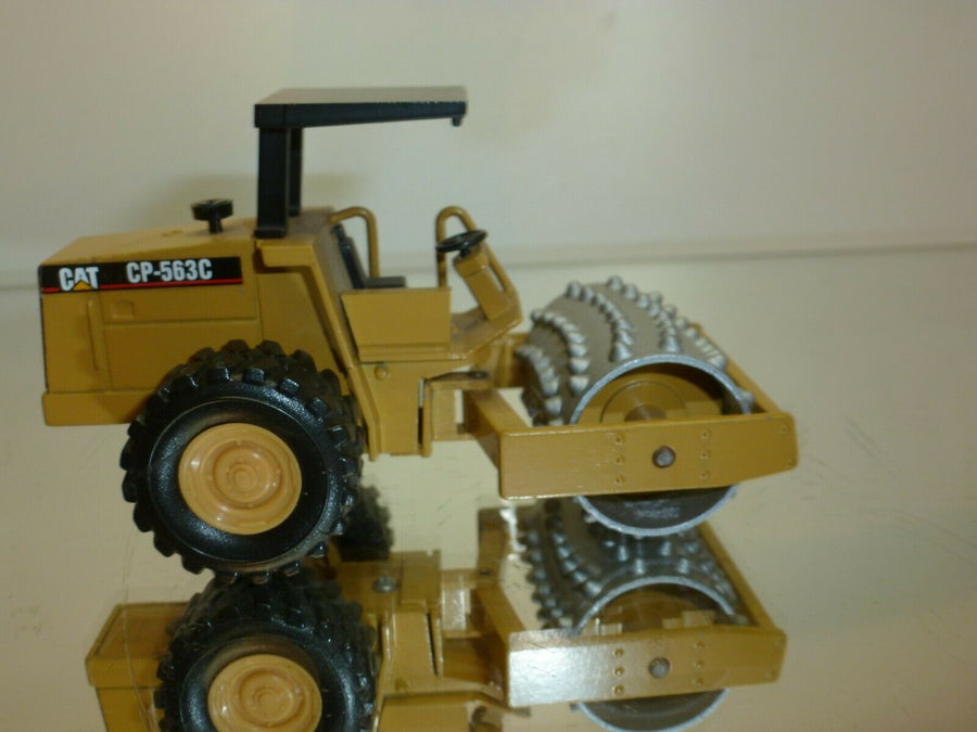 401-2 Rodillo Compactador Cat CP-563C Escala 1:50 (Modelo Descontinuado) - KATZER