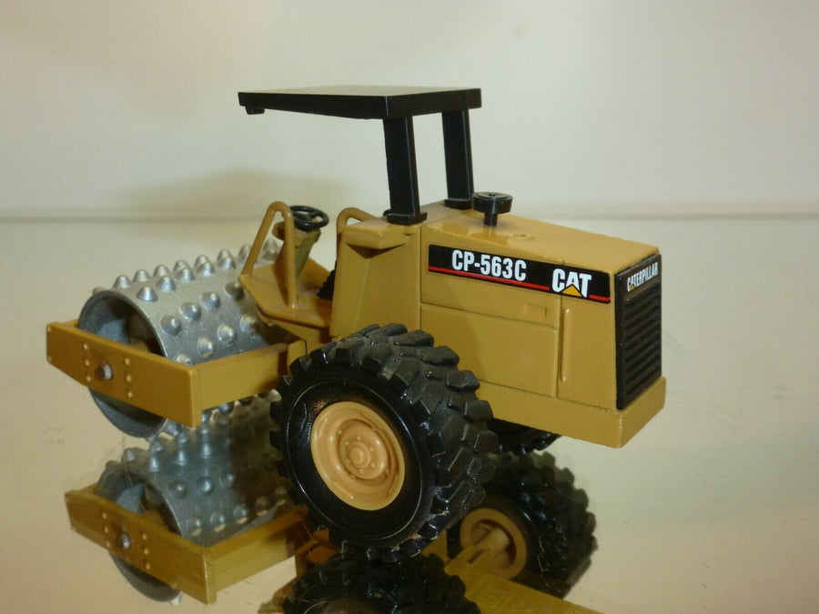 401-2 Rodillo Compactador Cat CP-563C Escala 1:50 (Modelo Descontinuado) - KATZER