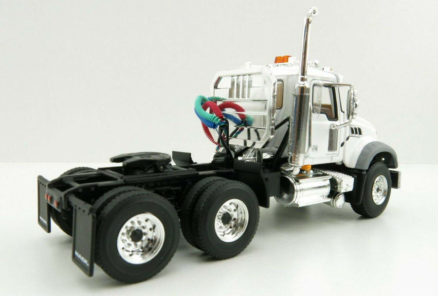 50-3115C Tracto Camión Mack Granite MP Blanco Escala 1:50 - KATZER