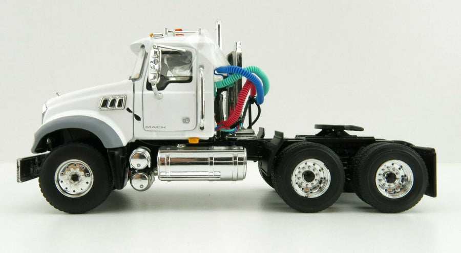 50-3115C Tracto Camión Mack Granite MP Blanco Escala 1:50 - KATZER