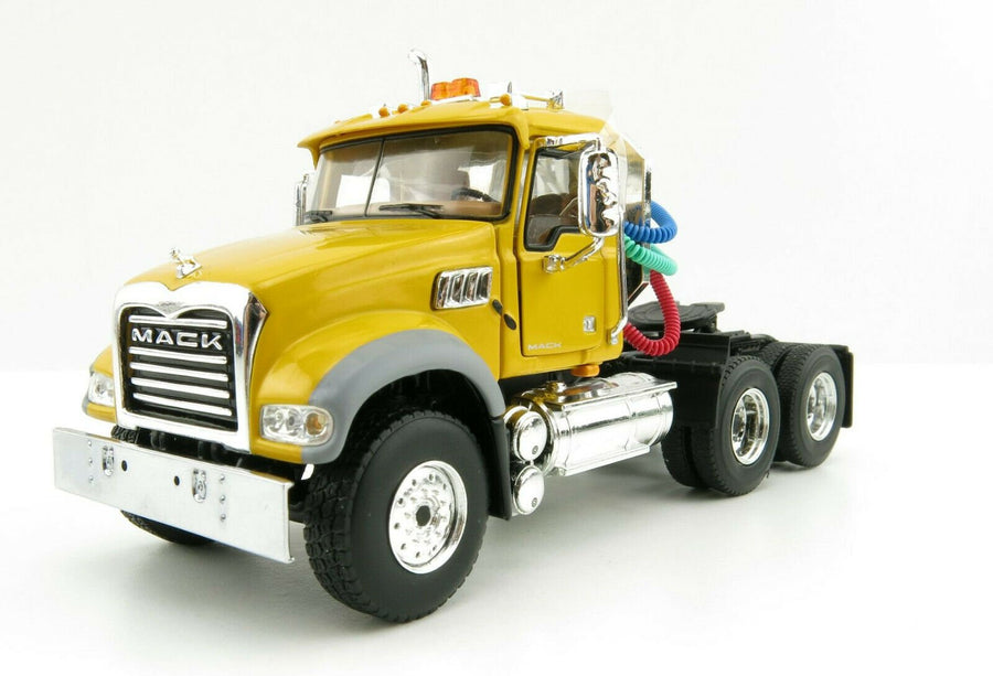 50-3116C Tracto Mack Granite MP Escala 1:50 - KATZER