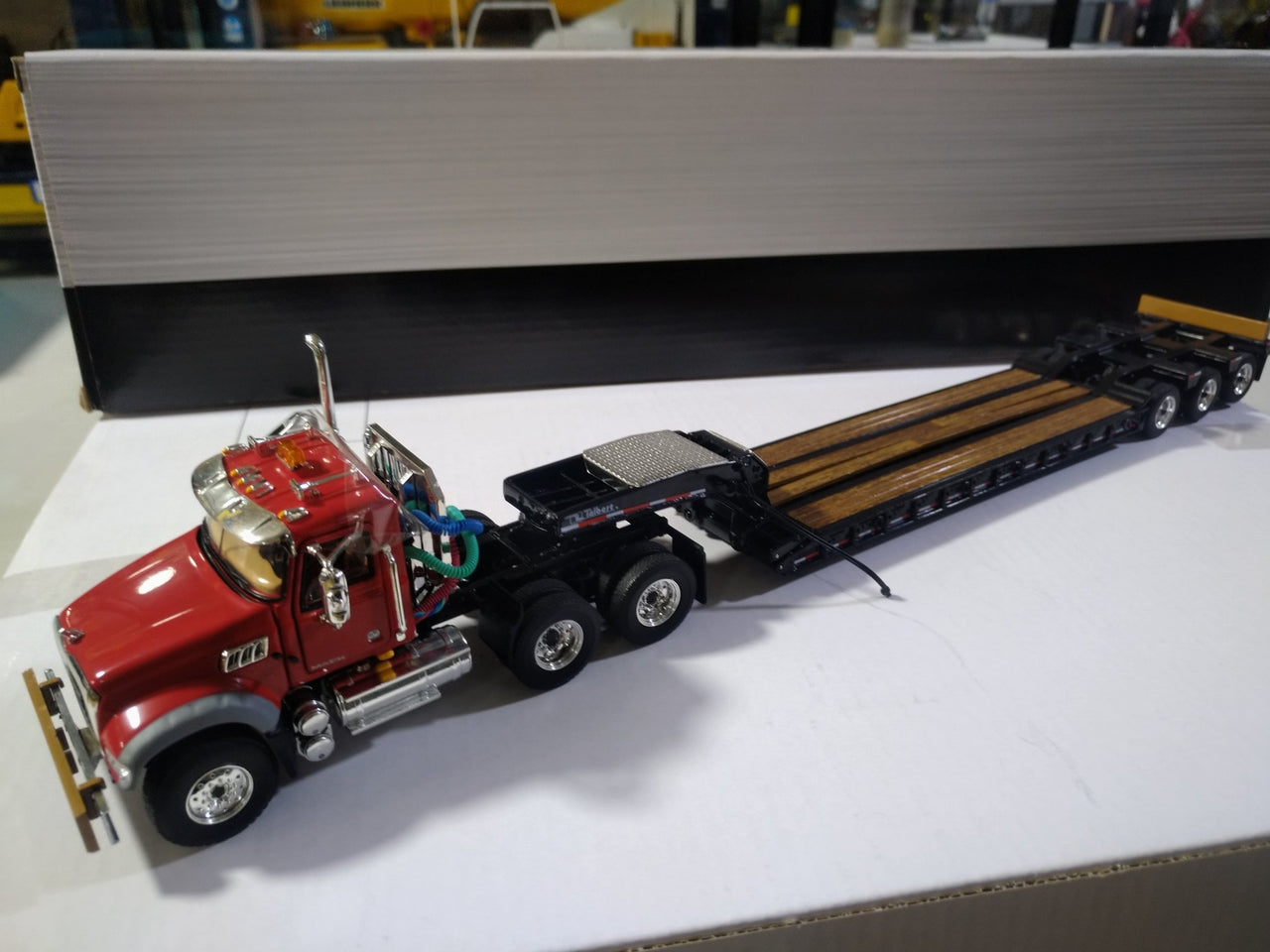 50-3117 Cama Baja Mack Granite MP Day Cab Escala 1:50 (Modelo Descontinuado) - KATZER