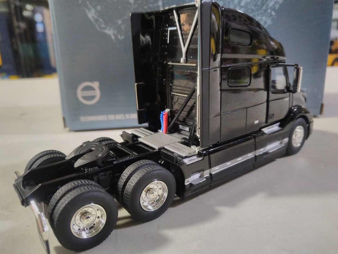 50-3369 Tracto Camión Volvo VNL 760 Escala 1:50 - KATZER