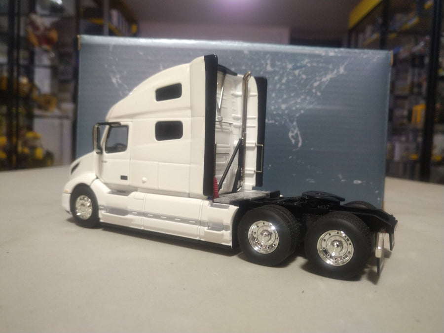 50-3372 Tracto Camión Volvo VNL 760 Escala 1:50 (Modelo Descontinuado) - KATZER