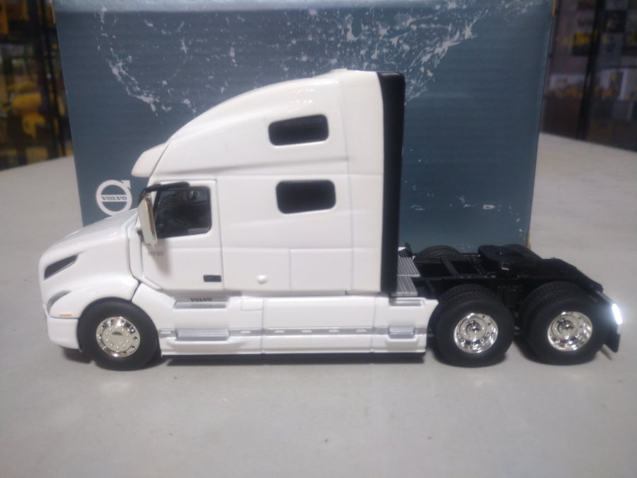 50-3372 Tracto Camión Volvo VNL 760 Escala 1:50 (Modelo Descontinuado) - KATZER