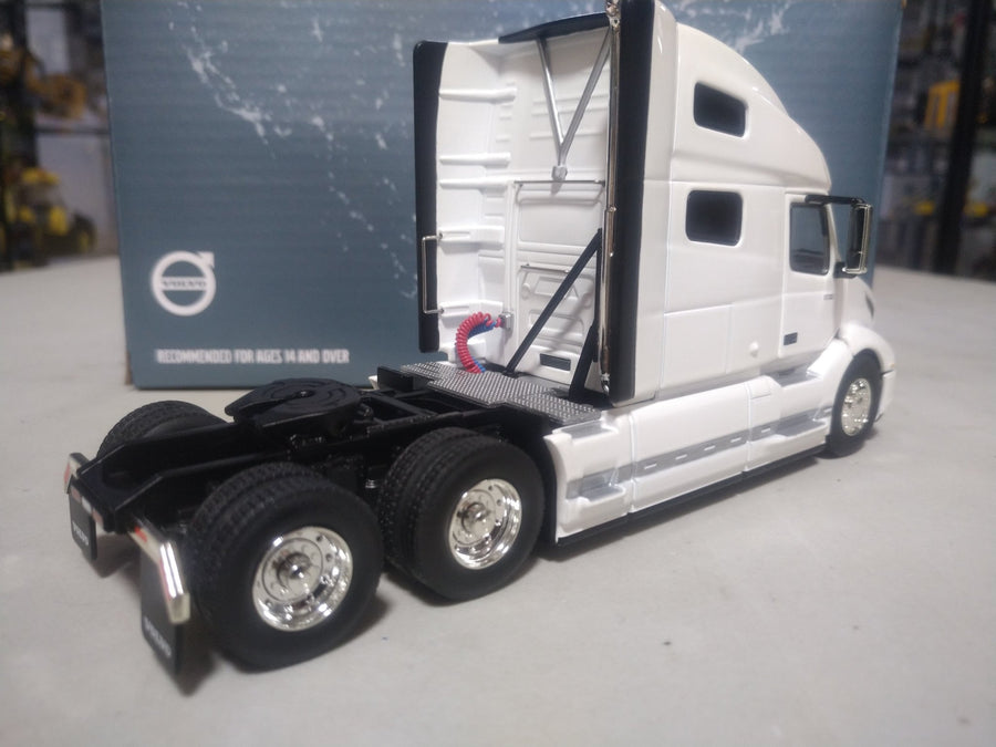 50-3372 Tracto Camión Volvo VNL 760 Escala 1:50 (Modelo Descontinuado) - KATZER