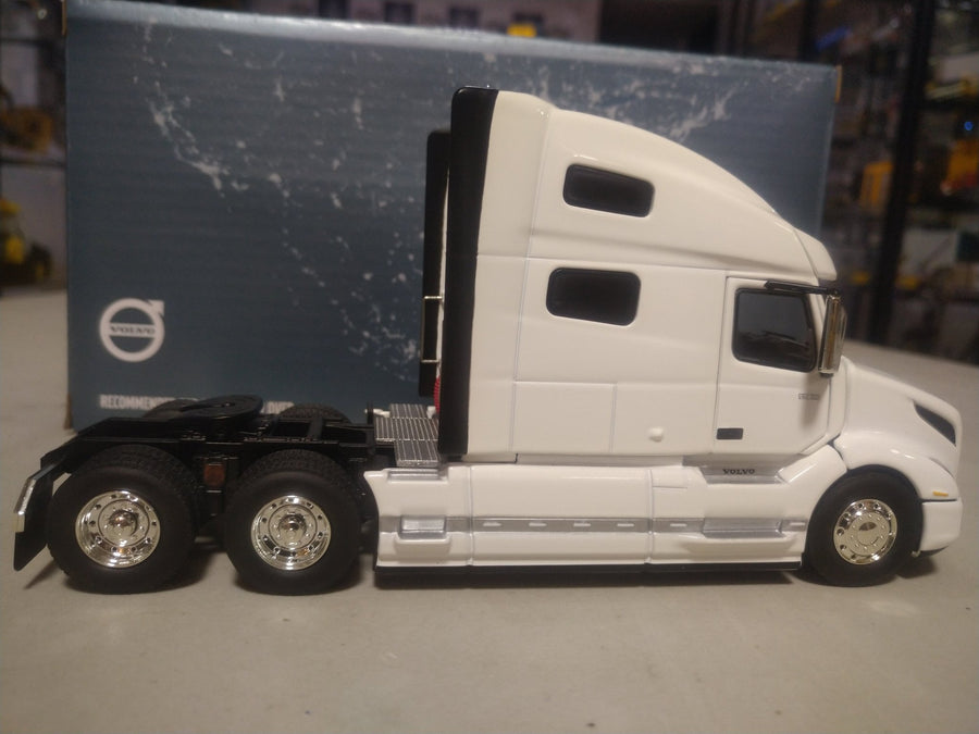 50-3372 Tracto Camión Volvo VNL 760 Escala 1:50 (Modelo Descontinuado) - KATZER
