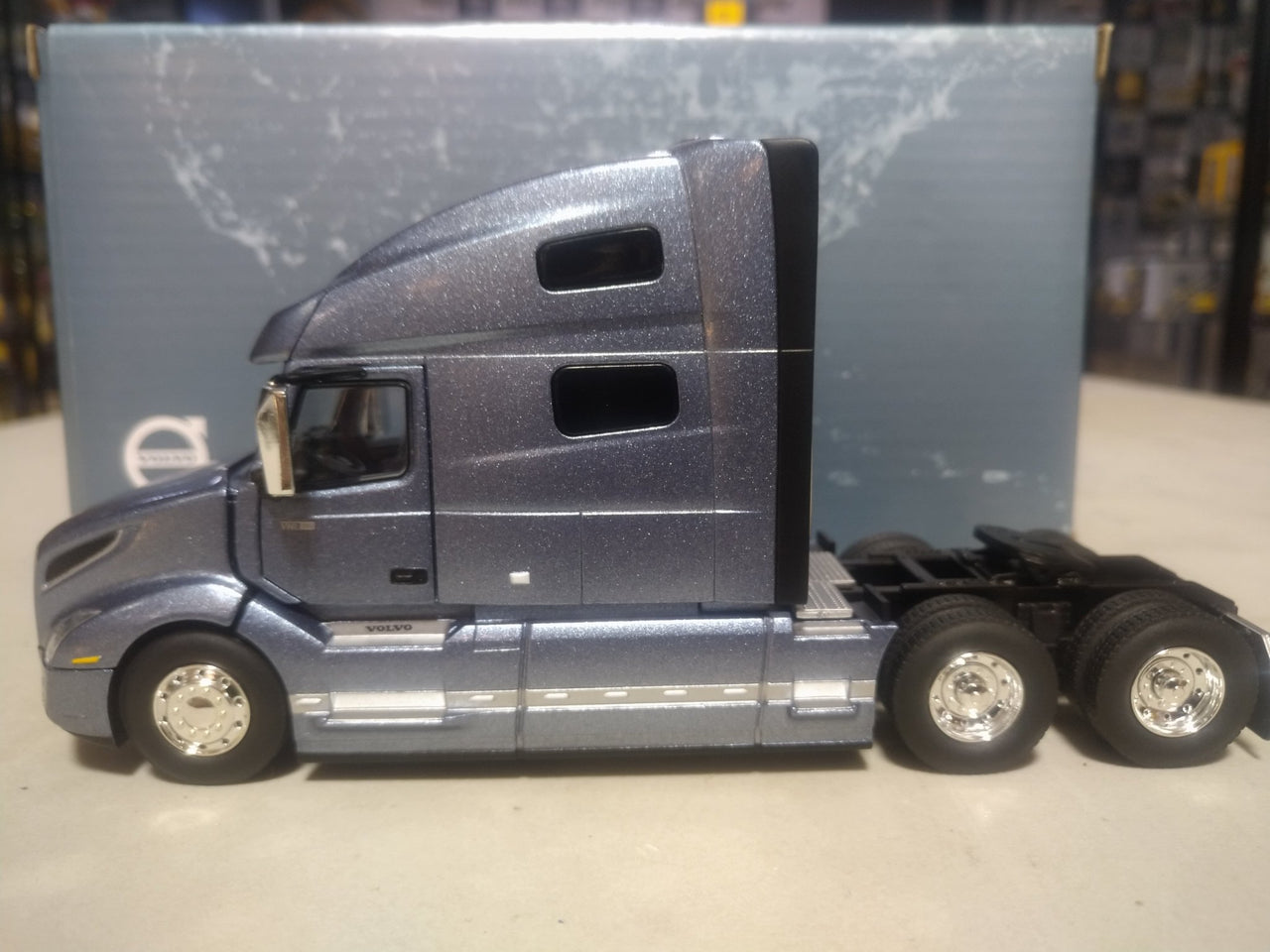 50-3373 Tracto Camión Volvo VNL 760 Escala 1:50 (Modelo Descontinuado) - KATZER