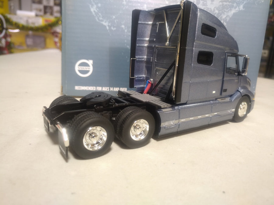 50-3373 Tracto Camión Volvo VNL 760 Escala 1:50 (Modelo Descontinuado) - KATZER