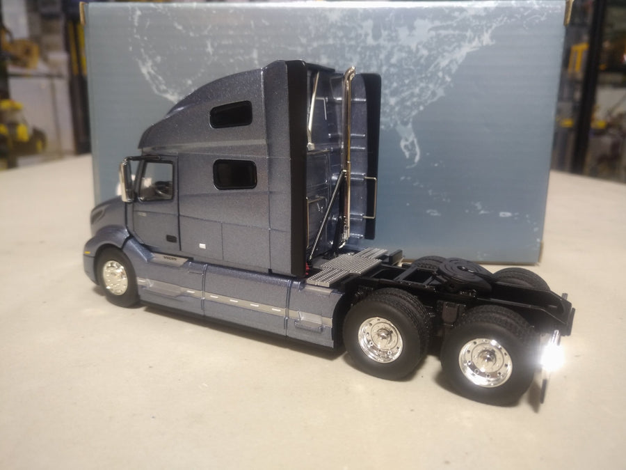 50-3373 Tracto Camión Volvo VNL 760 Escala 1:50 (Modelo Descontinuado) - KATZER