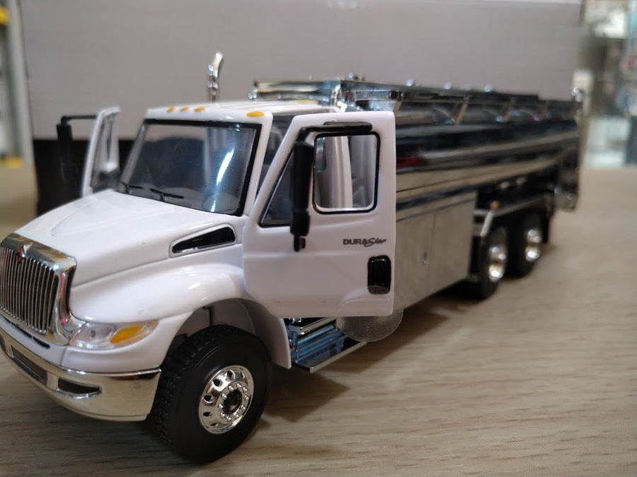 Camion de Combustible DuraStar Blanco Escala 1:50 (Modelo Descontinuado)