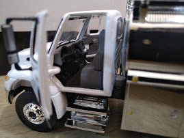 Camion de Combustible DuraStar Blanco Escala 1:50 (Modelo Descontinuado)