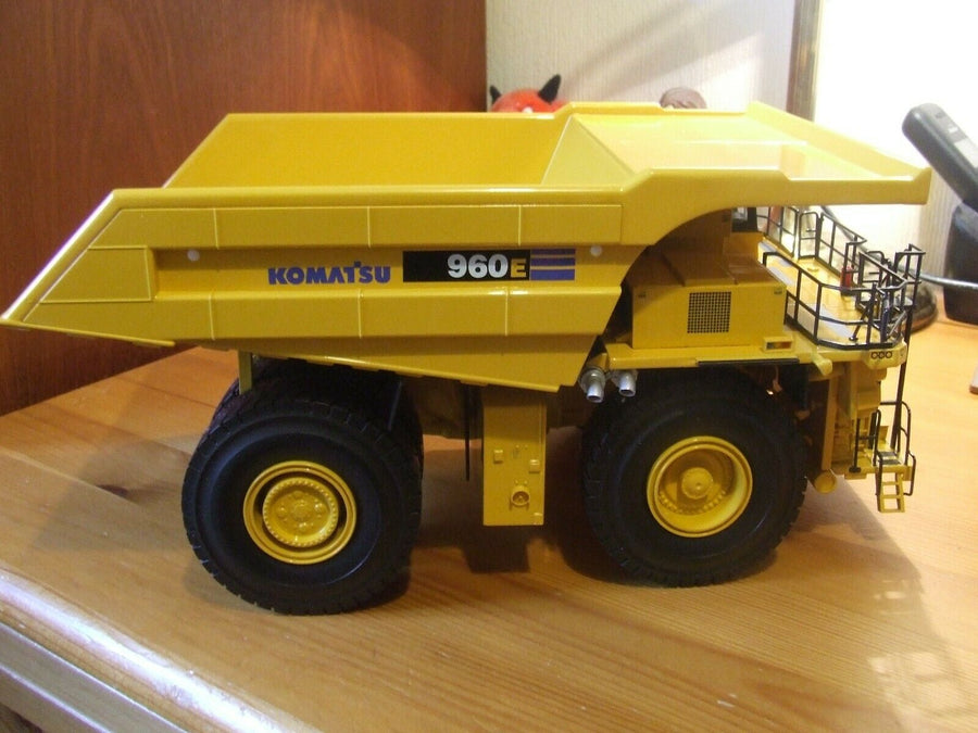 Camión Minero Komatsu 960E Escala 1:50 (Modelo Descontinuado)